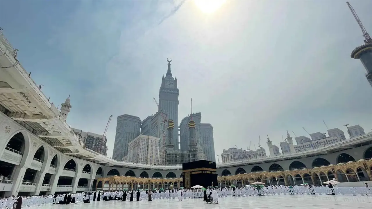 تزامن نادر بين تعامد الشمس فوق الكعبة ويوم عرفة يثير اهتمام الفلكيين حول العالم