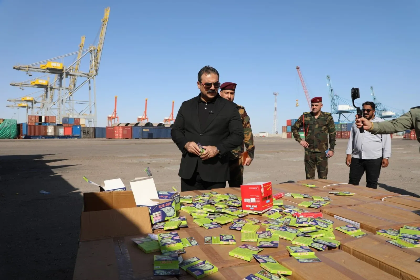 العراق يحبط واحدة من أكبر محاولات التهريب في ميناء أم قصر.. ضبط أدوية وأجهزة إلكترونية وطائرة تدريب