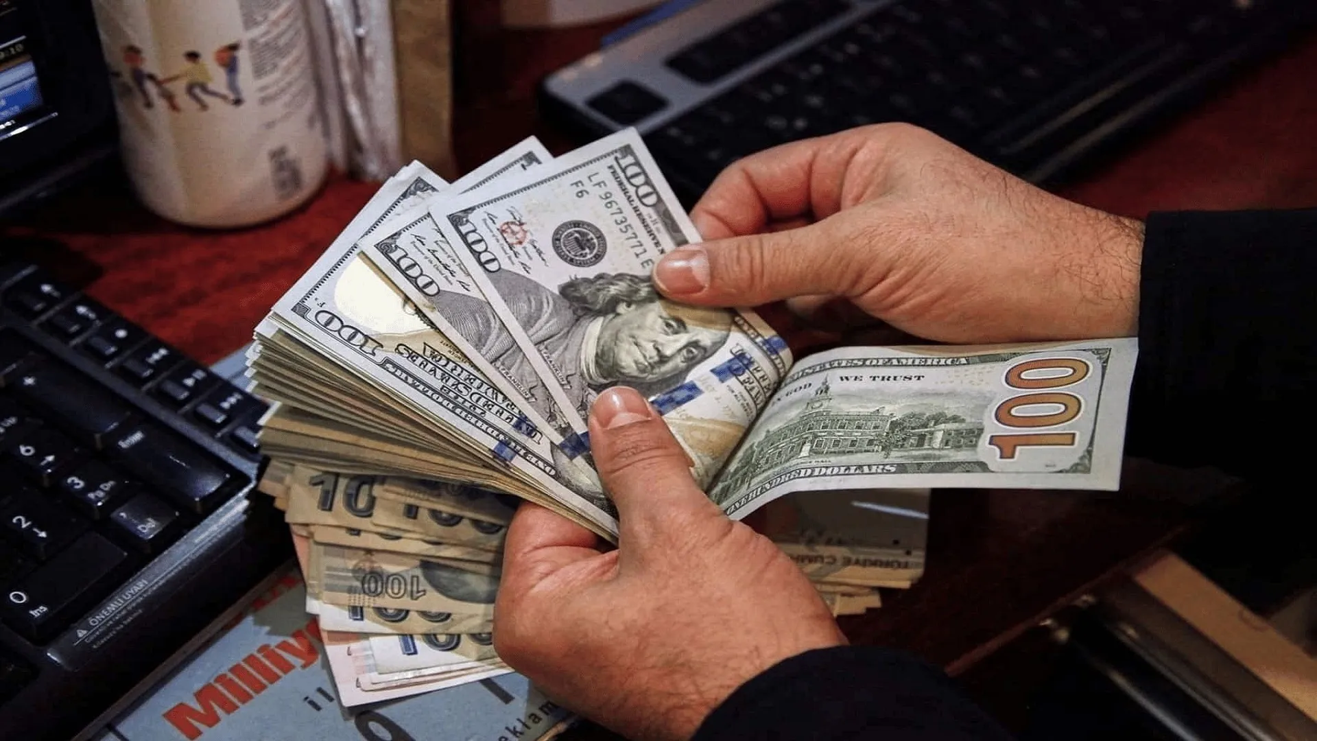 أسعار الدولار في العراق اليوم.. استقرار في بغداد وارتفاع طفيف في أربيل مع بداية الأسبوع