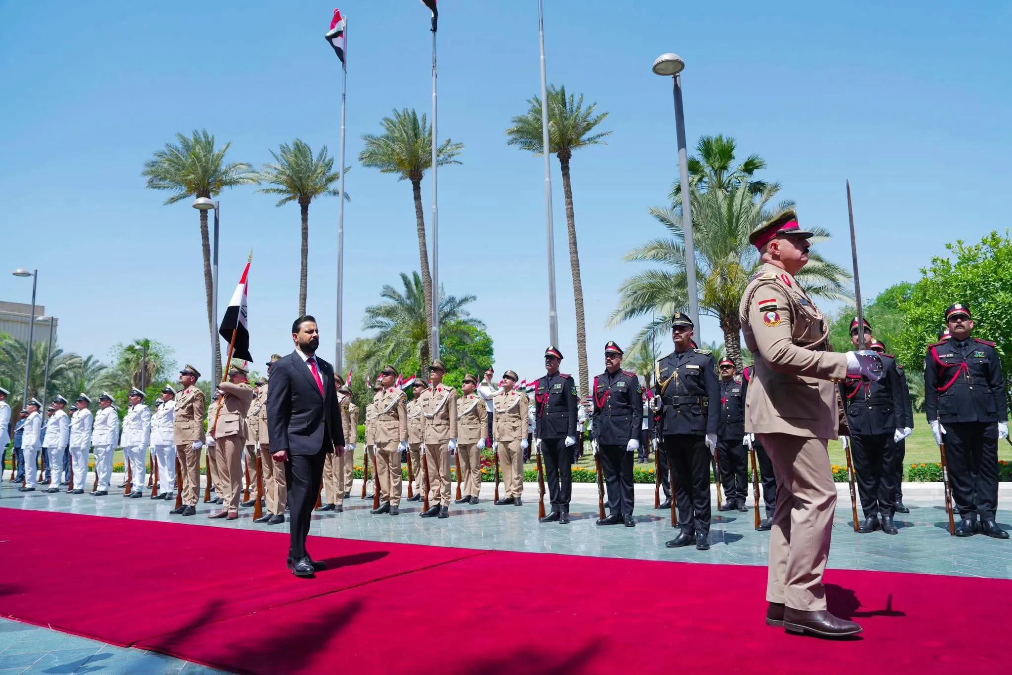رئيس الوزراء العراقي يصادق على ترقيات الضباط ويؤكد حصر السلاح بيد الدولة خلال زيارة لوزارة الدفاع