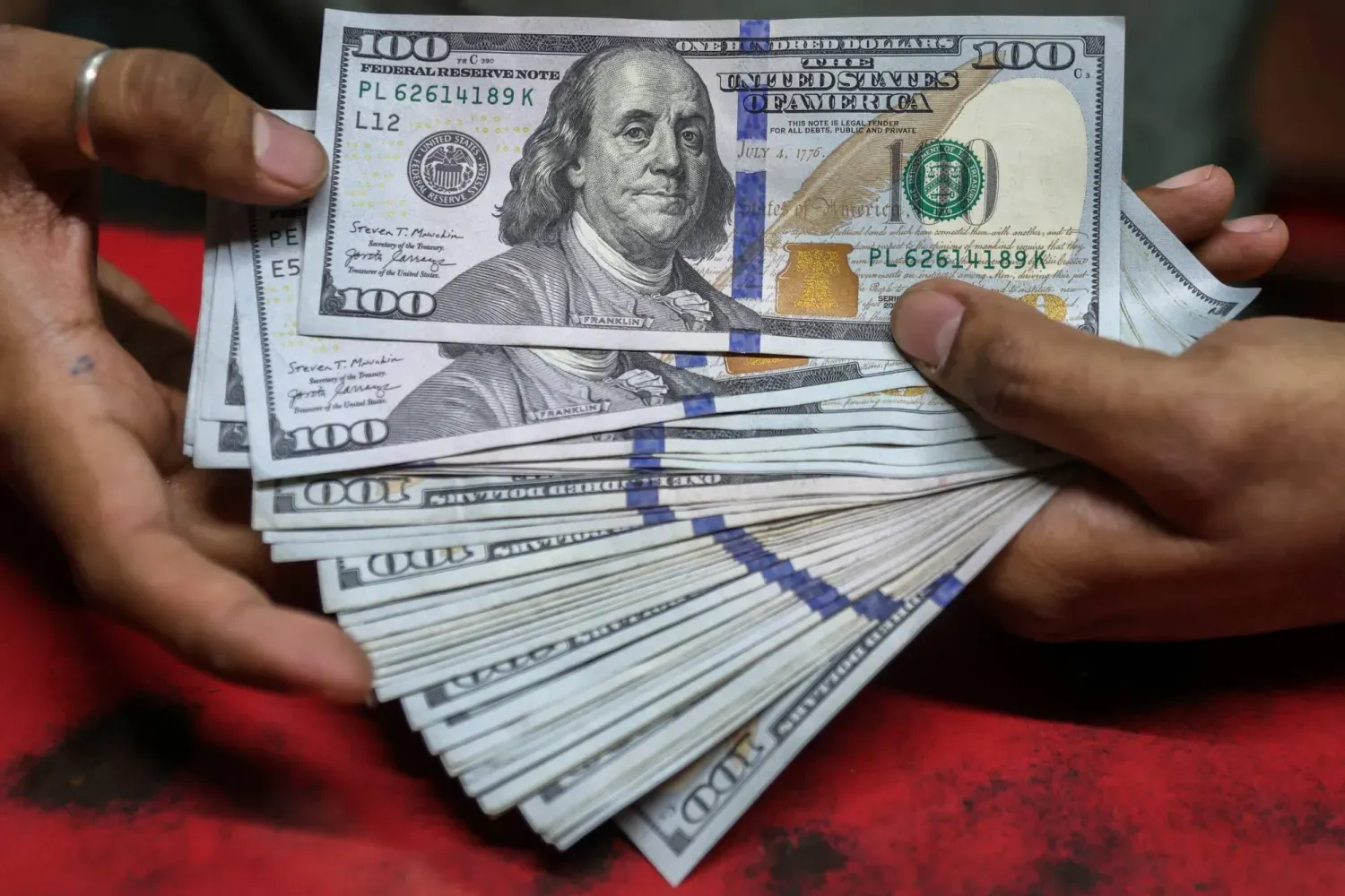 أسعار الدولار في العراق اليوم.. تراجع طفيف في بغداد واستقرار التداولات في أربيل