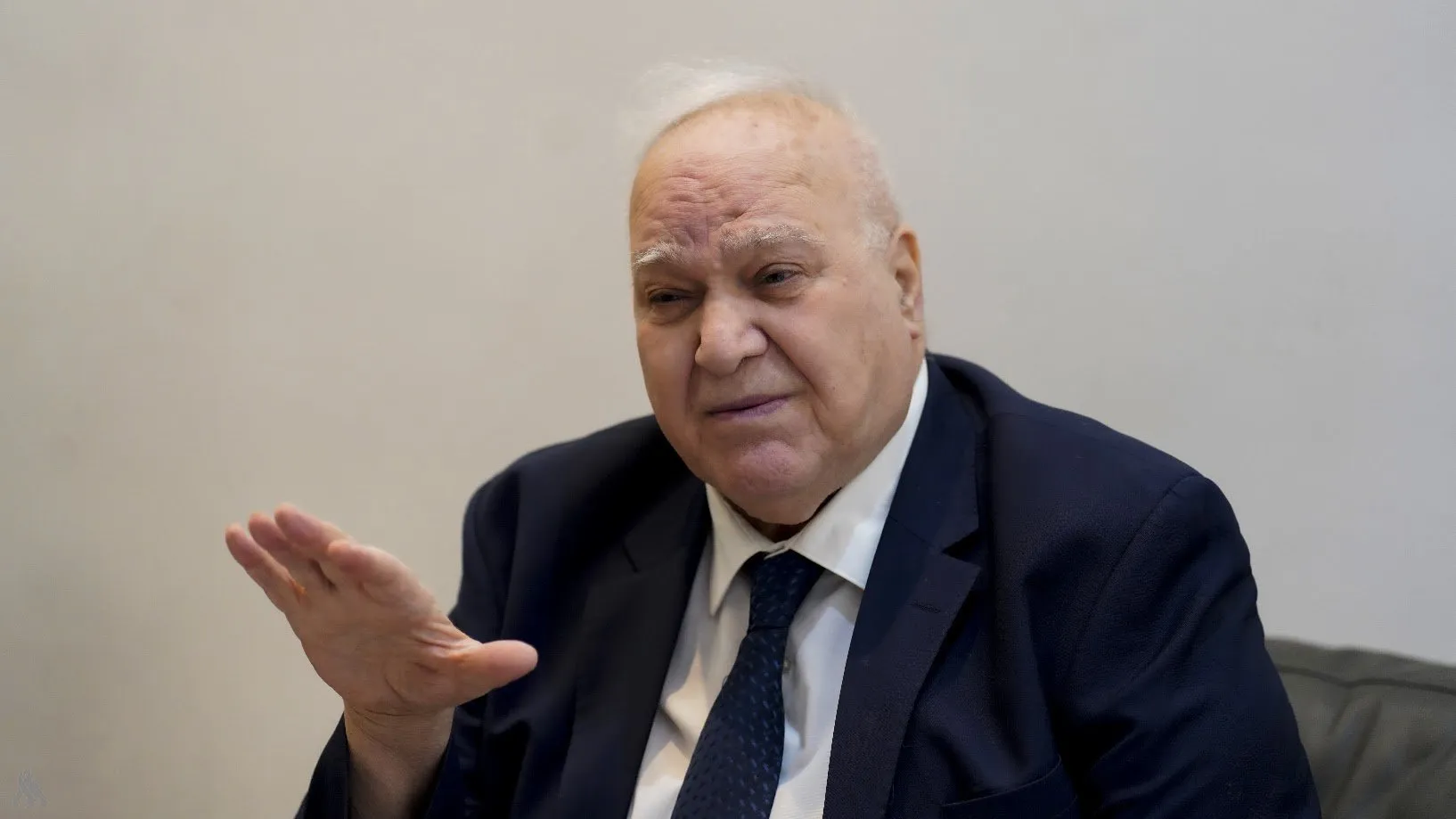 مستشار رئيس الوزراء العراقي: الرواتب مؤمنة والعمل مستمر لتأمينها