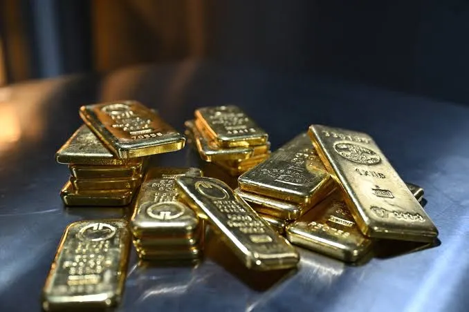 الذهب يصعد إلى أعلى مستوى في أكثر من ثلاثة أشهر بدعم من ضعف الدولار