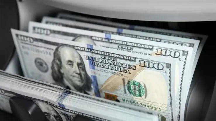لماذا يقترب الدولار من 160 ألف دينار في العراق؟ خبير يحدد أبرز الأسباب