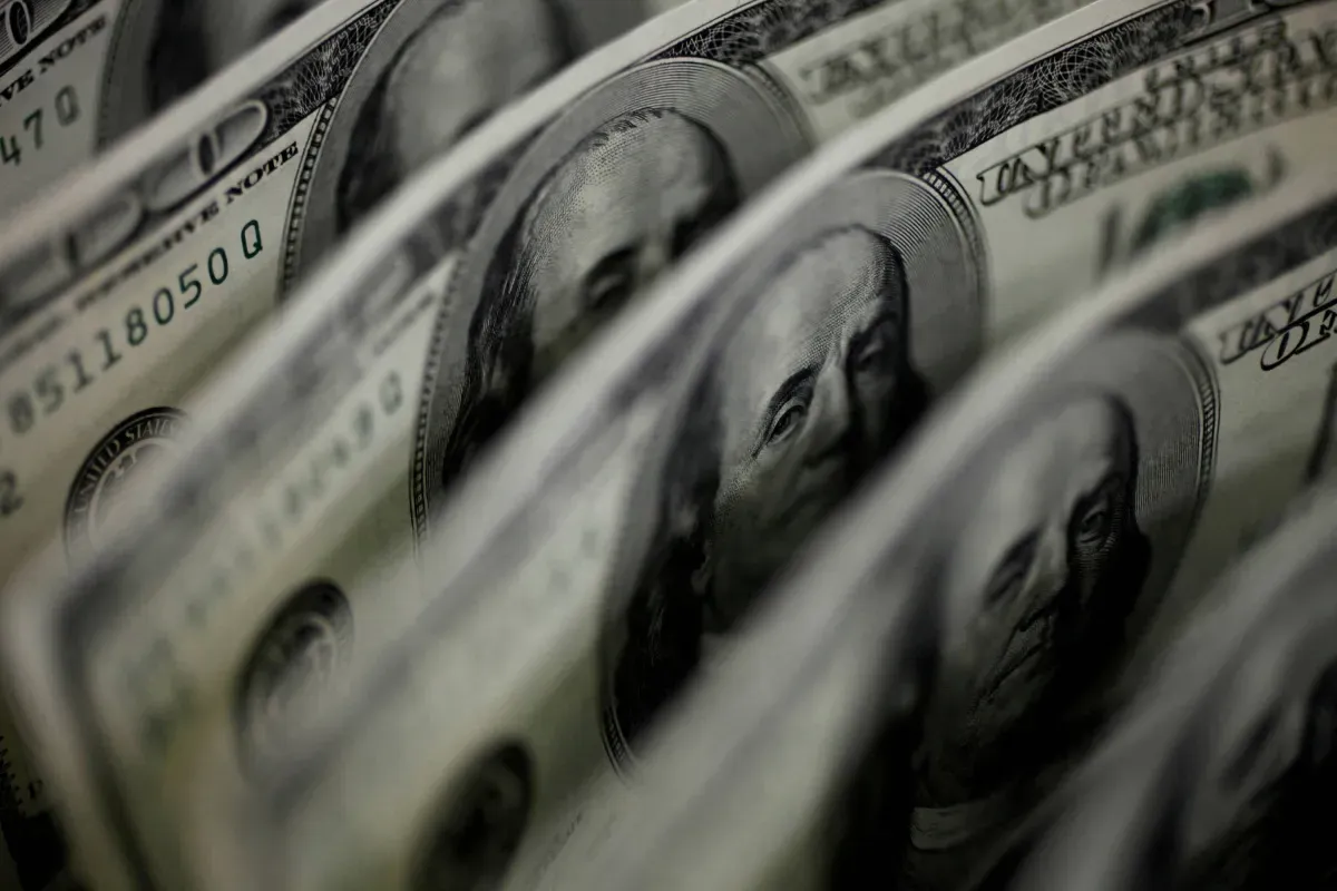 الدولار يواصل مكاسبه وسط اضطراب أسواق السندات وارتفاع أسعار النفط